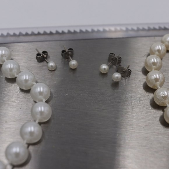 Set of 2 Children size Faux Pearl Bracelet & Earrings Set. - Picture 4 of 7